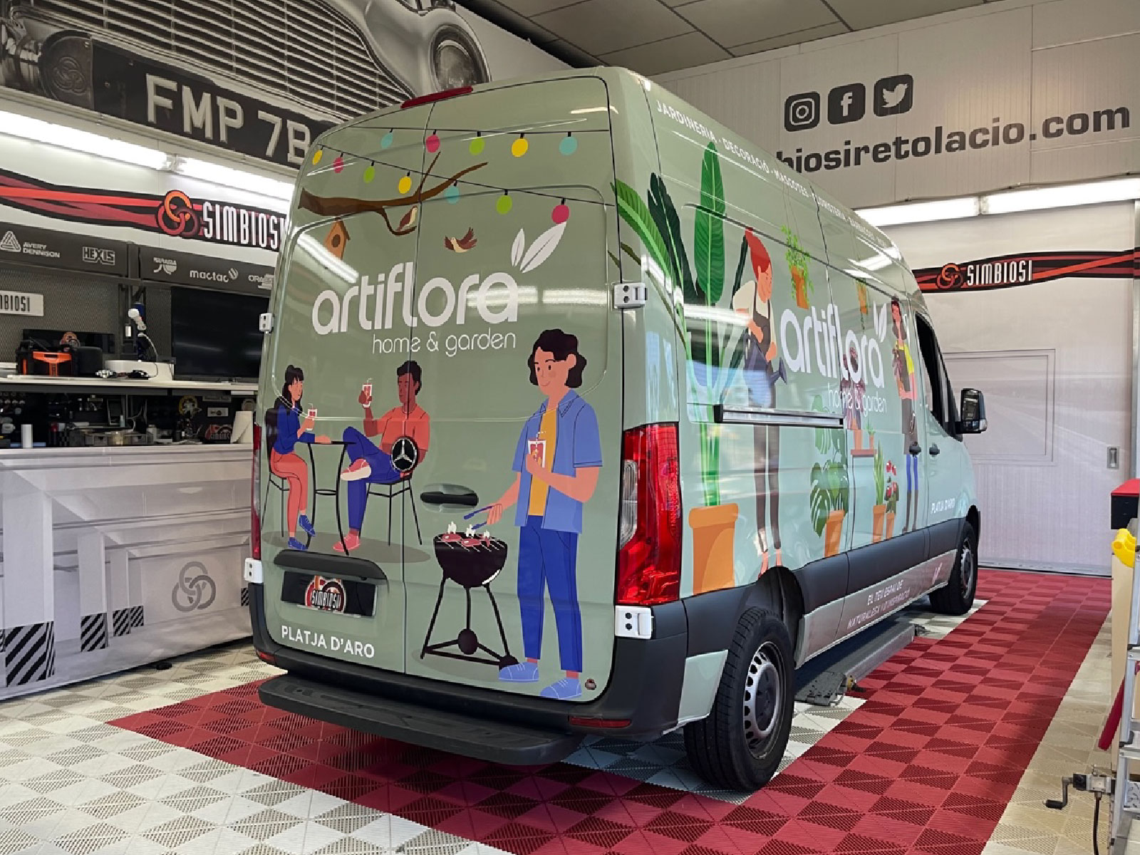 Car wrapping integral il·lustrat d'una furgoneta per a Artiflora