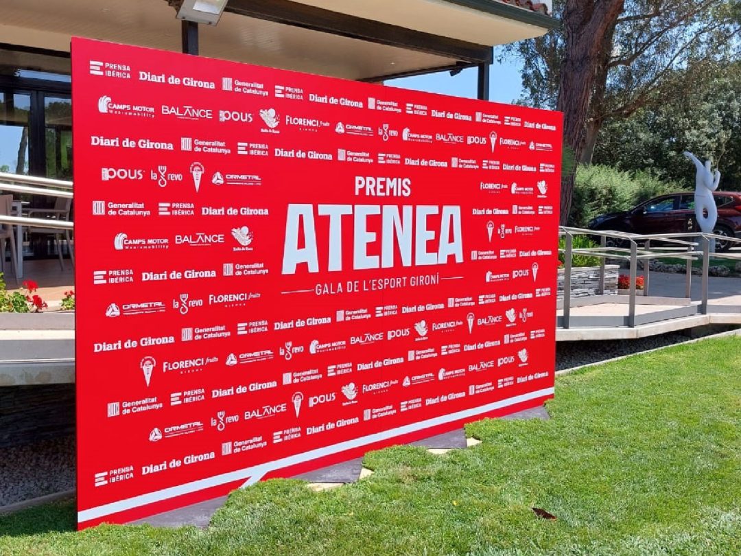 Photocall vermell imprès per als Premis Atenea, la gala de l'esport gironí