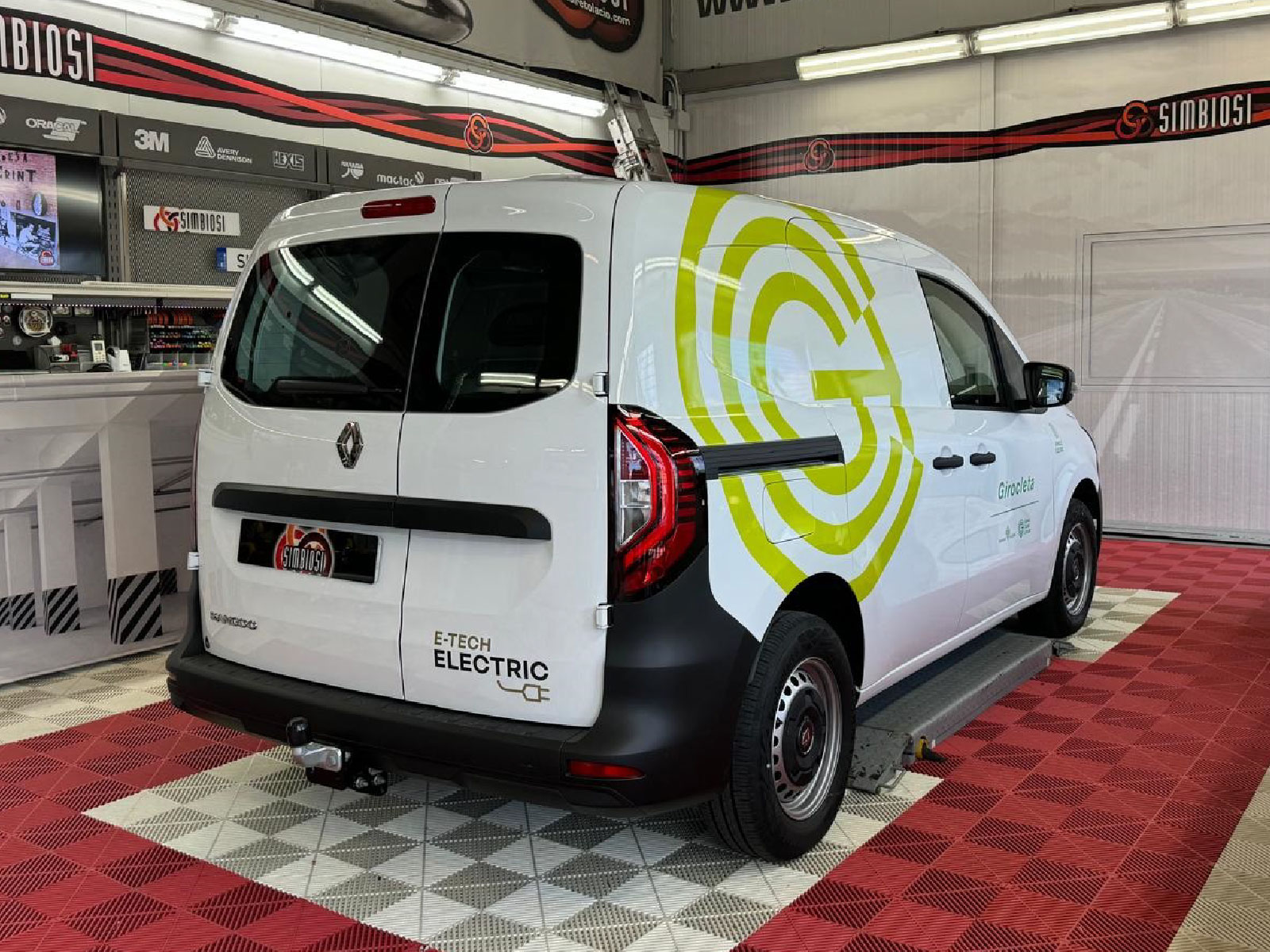 Furgoneta elèctrica retolada per al servei Girocleta de TMG