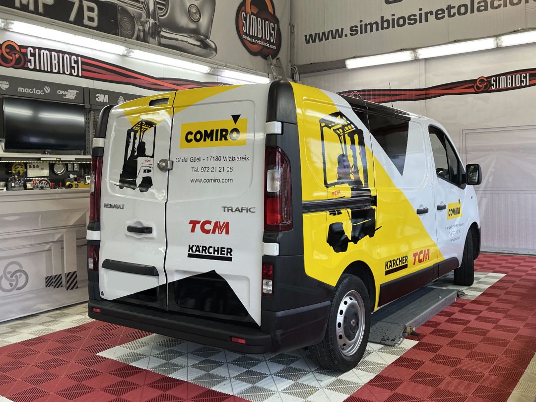 Retolació amb vinil d'una furgoneta Renault Trafic per a Comiro, amb gràfica groga i negra de carretons elevadors